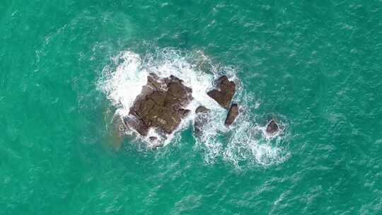 大海海水拍打在礁石上