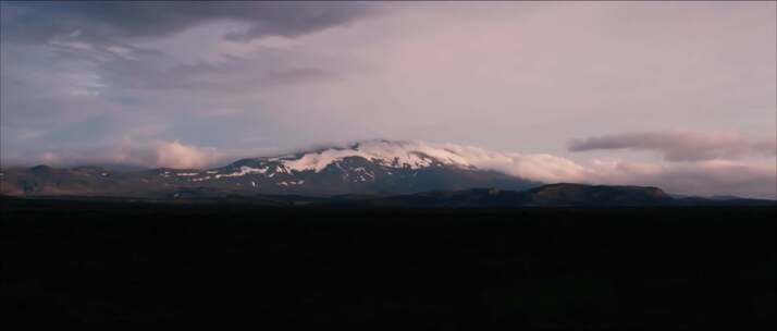 白雪皑皑的山