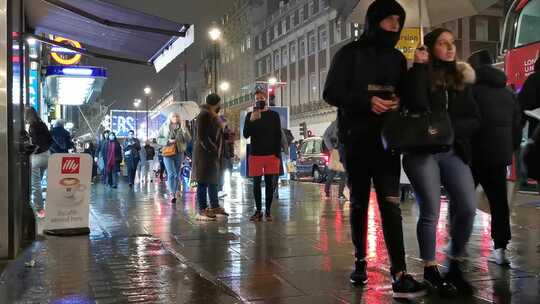 雨中拥挤的街道