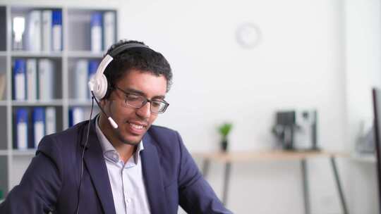 男人，说话，耳机，办公室