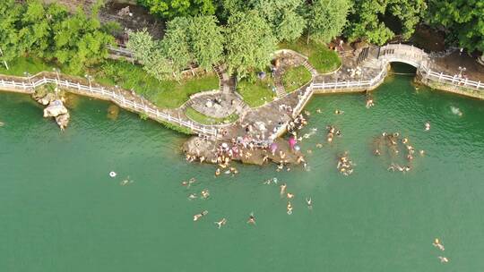 4K航拍夏日河中游泳人运动群锻炼身体