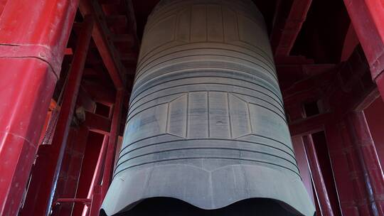 4K升格实拍北京钟楼上巨大的铜制大钟视频素材模板下载