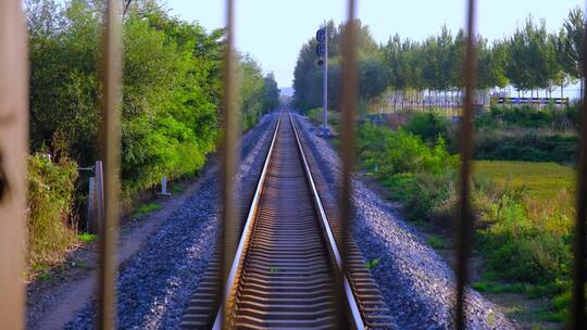 行驶中的火车车尾窗外铁路沿线乡村风景视频素材模板下载