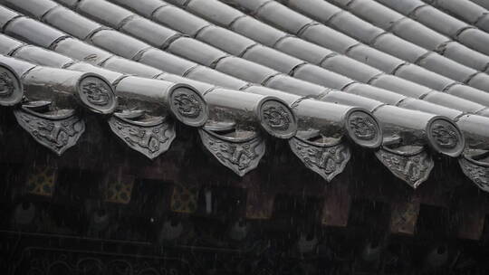 秋季下雨中岱庙古迹古建筑屋檐滴水雨中景色