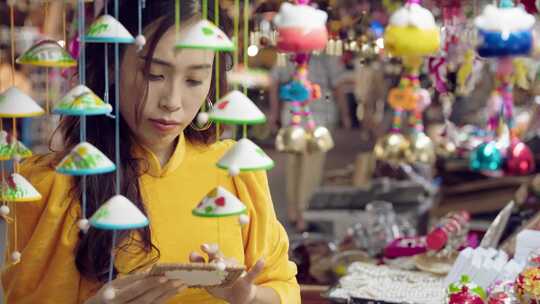 女子在集市挑选手工艺品