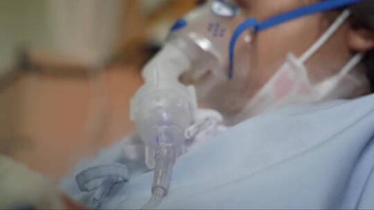 在医院使用呼吸面罩的病毒感染患者视频素材模板下载