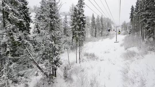 白色冬季森林的滑雪站景观