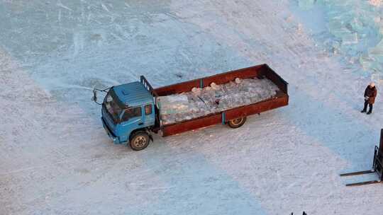 中国黑龙江哈尔滨冰雪大世界采冰航拍