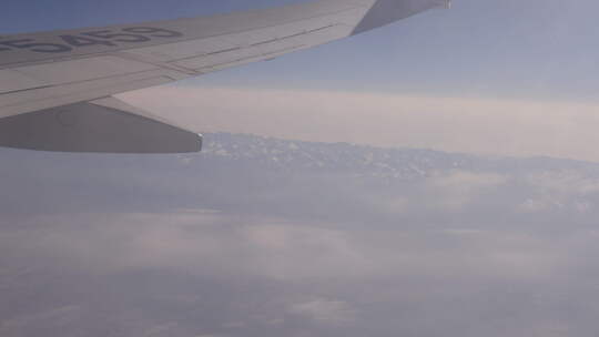 飞机上看雪山