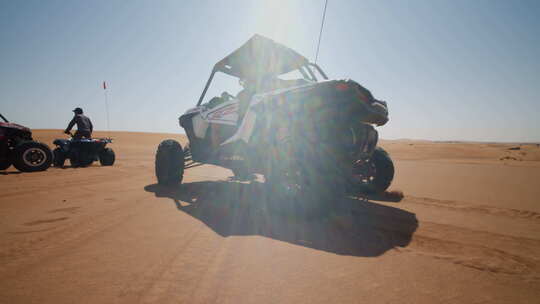 沙漠沙丘上的快速沙车