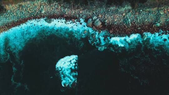 海浪冲击着岩石海岸