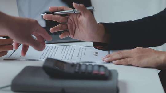 商务精英人士们正在激烈的讨论方案