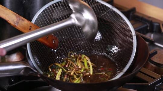 厨师炸制葱姜五香料油 (2)