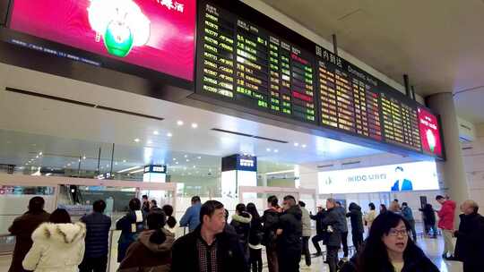 机场国内到达口人群等待接机