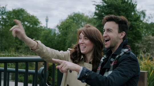 一对夫妇说话、微笑、指指点点、挥手致意