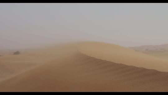 风吹过沙漠沙丘