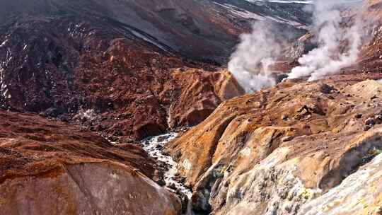 人们看着活火山天线