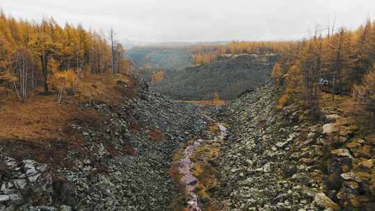 阿尔山森林公园 大峡谷 云雾 雨 岩石 地貌视频素材模板下载