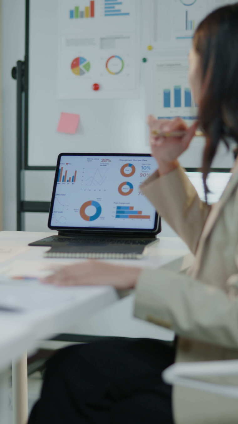 团队合作的商人正在开会，就商业财务和营销