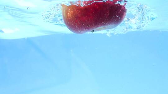 掉入水中的苹果