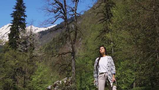 春天开花时，年轻快乐的女人在保护区