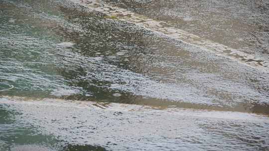 下雨天雨水打落在街道地面