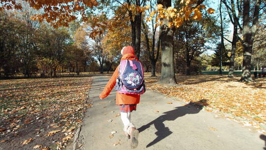 女生在秋天的公园奔跑
