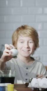 男孩在玩鸡蛋