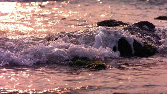 夕阳逆光海浪