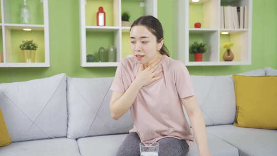 年轻的亚洲女子突然呼吸急促，呼吸困难。