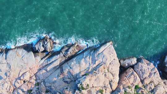 4K航拍海浪拍打岛礁 冲击岩石浪花