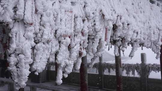 寒冷冬天冰雪凝固的祈福牌