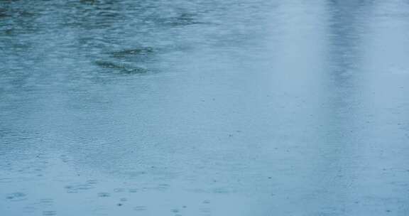 雨点落在水面上