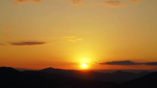 山上日落延时傍晚夕阳橙色天空阳光山峰太阳视频素材模板下载