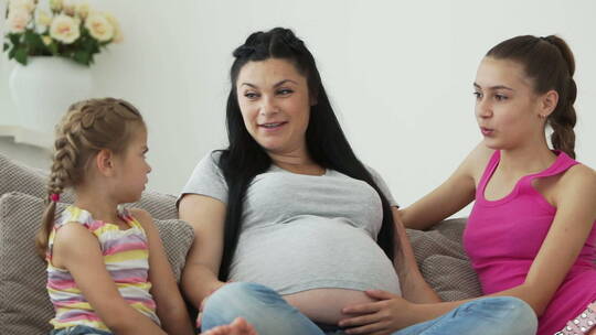 孕妇和她的女儿说话