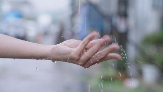 手捧雨水