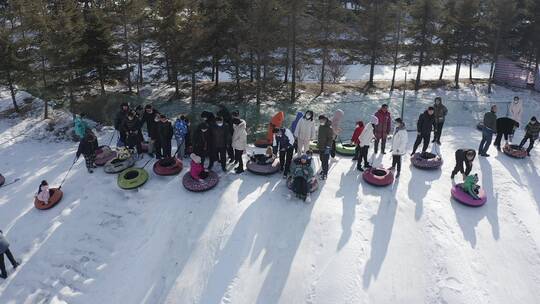 人群在雪地的小土坡往下滑dlog