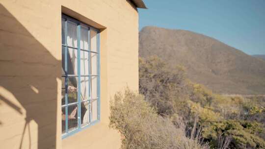 窗外女人打开窗