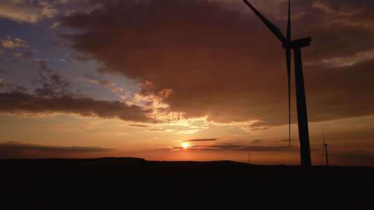 夕阳下的风电机