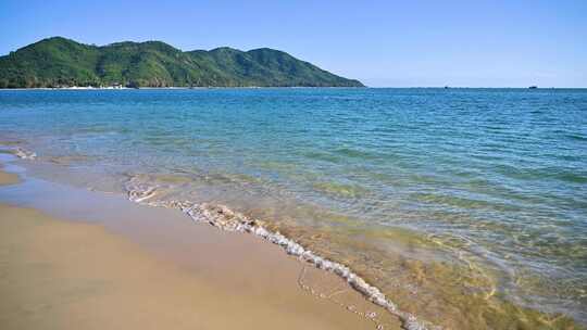 晴天大海海岛海浪浪花冲刷沙滩