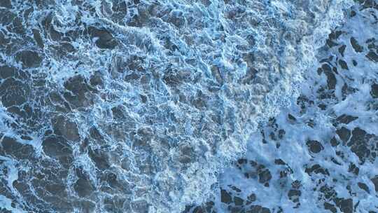 俯拍沙滩潮汐海水浪花拍打海岸海边涨潮退潮