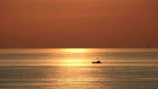 山东威海环翠区半月湾海上日出晨光