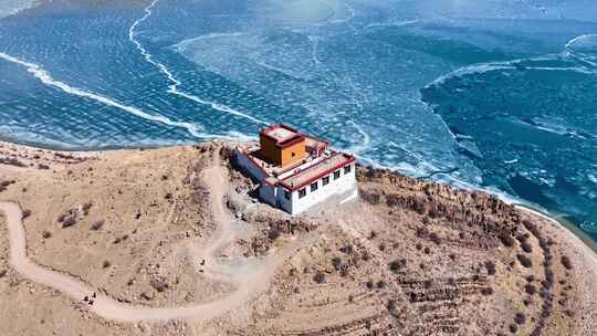 航拍最孤独的寺庙西藏山南羊湖日托寺视频素材模板下载