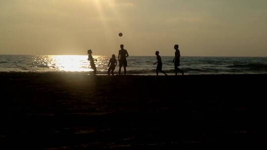 一家人在日落时玩球