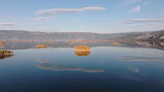 航拍自然高原湖泊视频素材模板下载