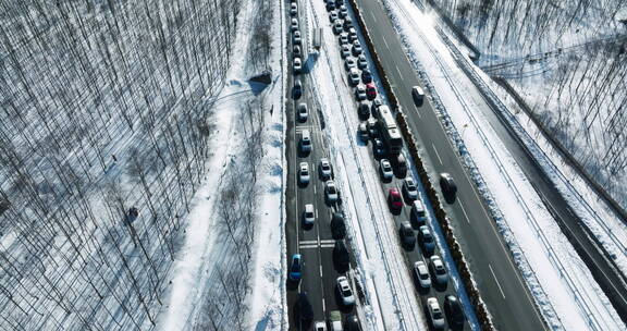 航拍京昆高速西昌段大雪造成交通拥堵