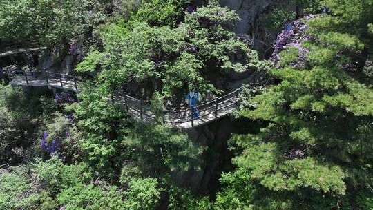 河南伏牛山山脉平顶山尧山层峦叠嶂的山峰