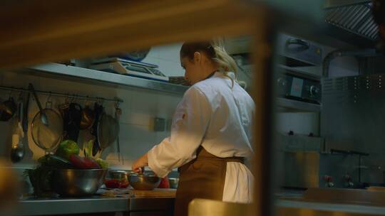 女人在厨房里做饭视频素材模板下载