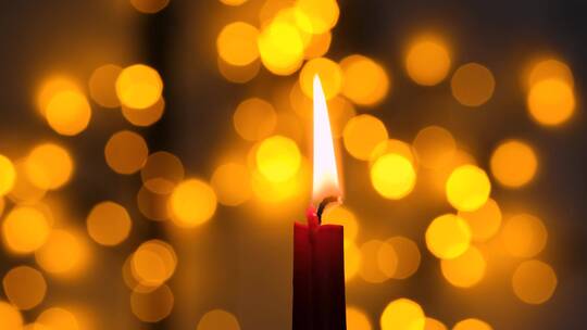 圣诞新年春节祈福祈祷 燃烧的蜡烛烛光视频素材模板下载