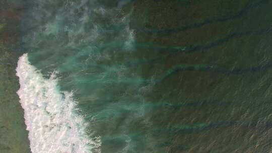 海浪冲破礁石 空中拍摄